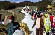 Japón inaugura de esta manera su temporada de esquí en Yeti Resort