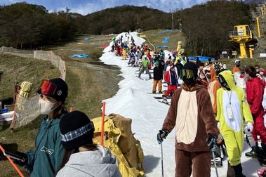 Japón inaugura de esta manera su temporada de esquí en Yeti Resort
