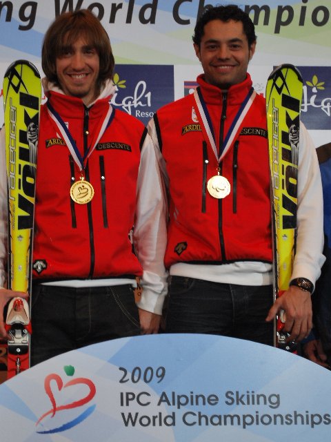 Fotografía de Jos y Miguel en el podio
