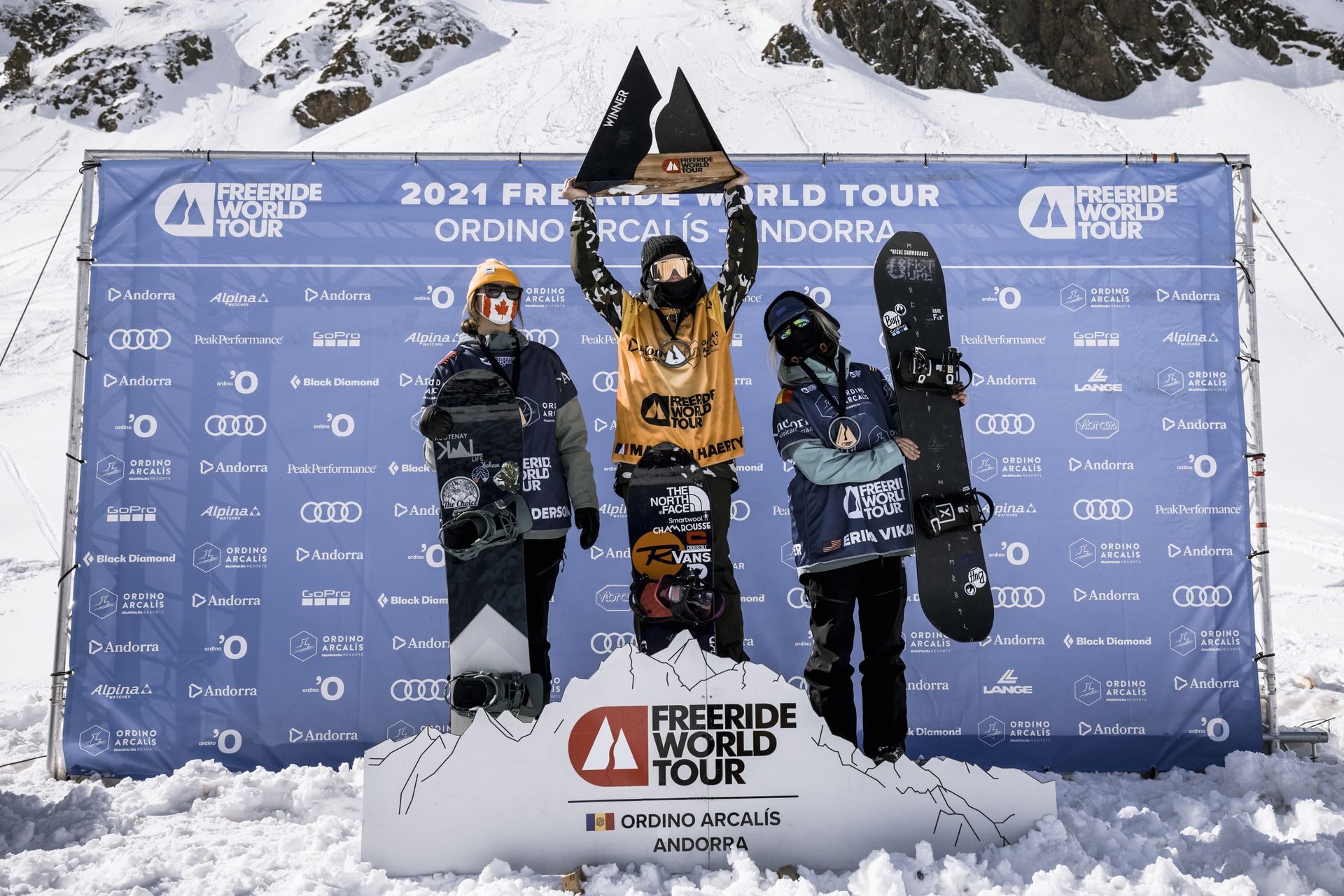 Podio snowboard mujeres del Freeride World Tour FWT Ordino
