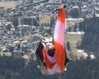 Un paracaídas cae sobre un telecabina de Chamonix