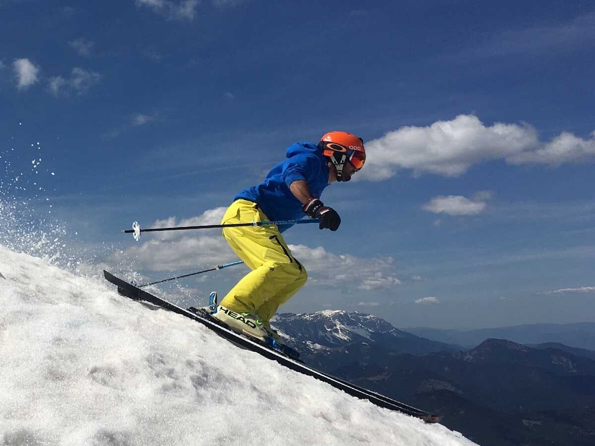 El esquí de primavera nos permite esquiar ligeros de ropa (Foto: IST).