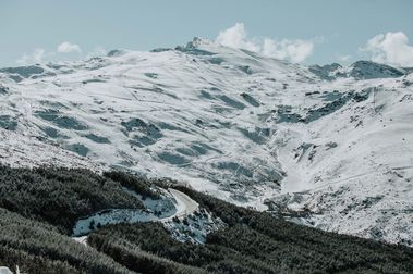 Sierra Nevada cierra una gran temporada de esquí pese a la dura meteorología