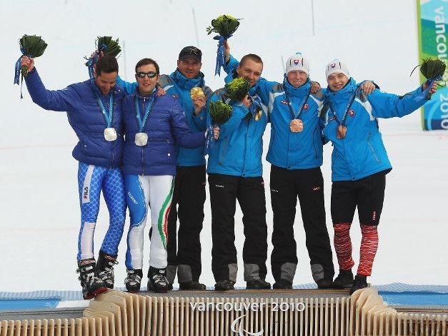 Fotografía de esquiadores de la categoría de deficientes visuales en el podio