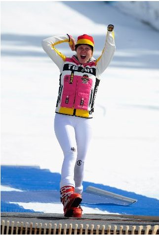 Fotografía de esquiadora amputada de una mano celebrando el triunfo
