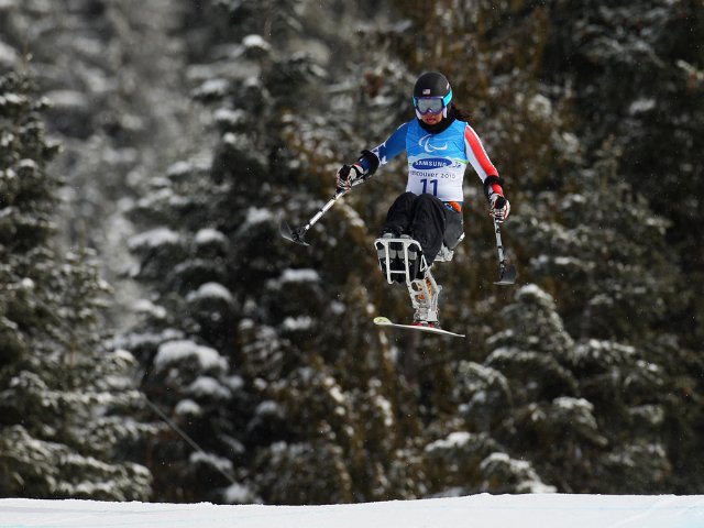 Fotografía de esquiador de la categoría sentados en un salto.