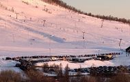 En Tromso se forma una kilométrica cola de esquiadores en pleno mes de mayo