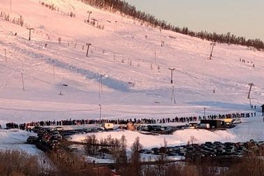 En Tromso se forma una kilométrica cola de esquiadores en pleno mes de mayo