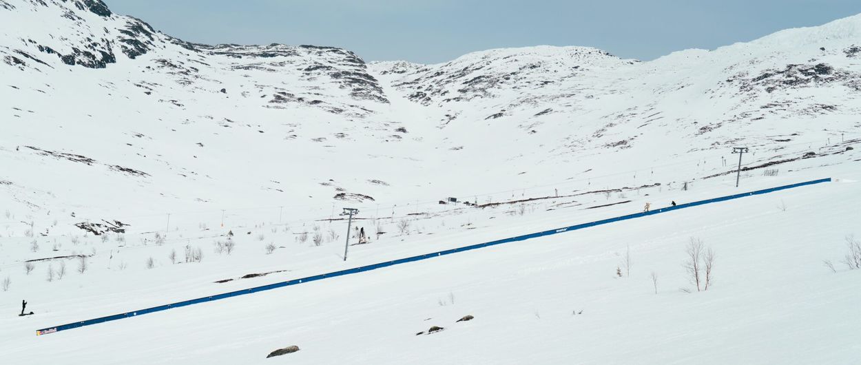 Jesper Tjäder rompe el récord al esquiar el rail más largo del planeta