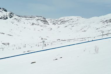 Jesper Tjäder rompe el récord al esquiar el rail más largo del planeta