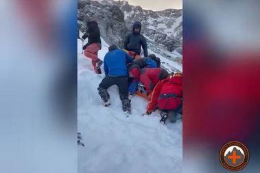 Una esquiadora sobrevive tras quedar atrapada cinco horas en una avalancha