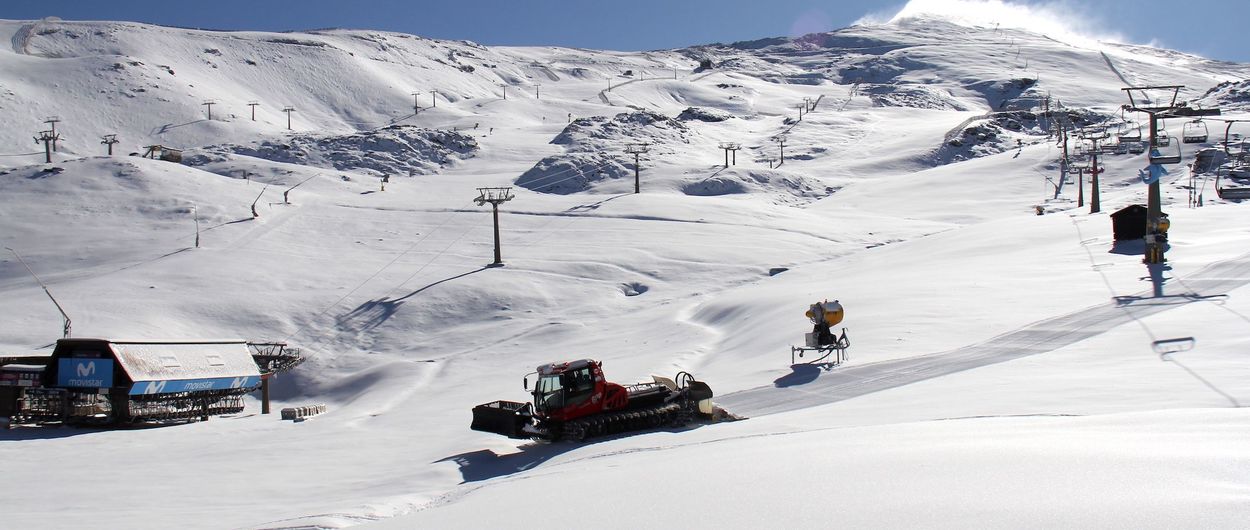 Sierra Nevada saca las máquinas a trabajar la nieve