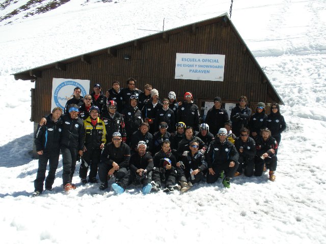 Fotografía de todos los integrantes del curso delante de la caseta de la escuela de esquí y snow Paraven
