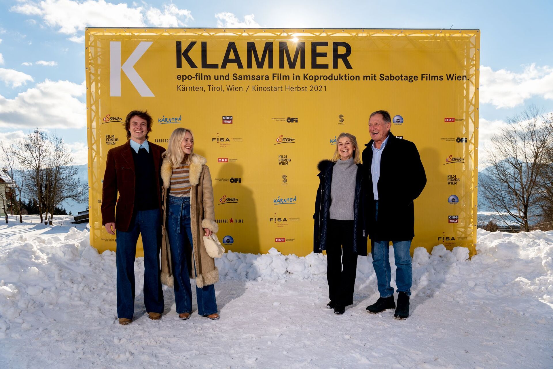 Franz Klammery su esposa Eva con los dos actores Julian Waldner y Valerie Huber.