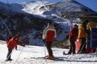 300 esquiadores estrenan los 300 metros de pista de Pajares