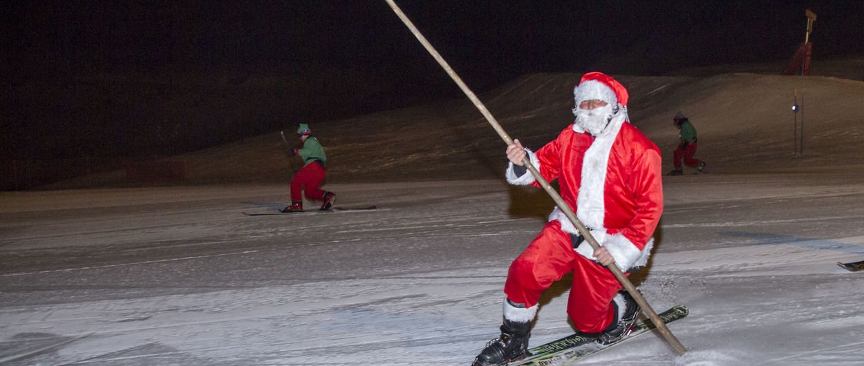 Papá Noel llega a Sierra Nevada esquiando por la pista Rio iluminada