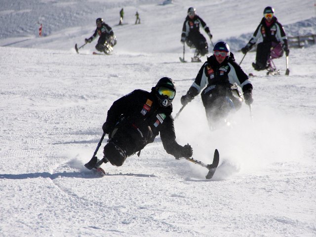 Fotografía del equipo de la fundación también esquiando