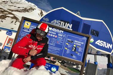 Se pasan 24 horas esquiando en Astún tratando de lograr un récord