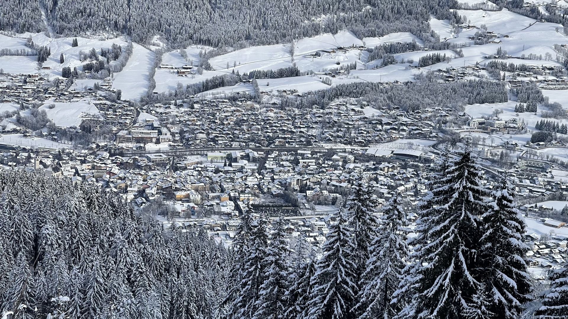 ^^Vistas de Kitzbühel desde la Streif