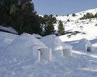 Construyen sus iglús en La Molina y duermen dentro