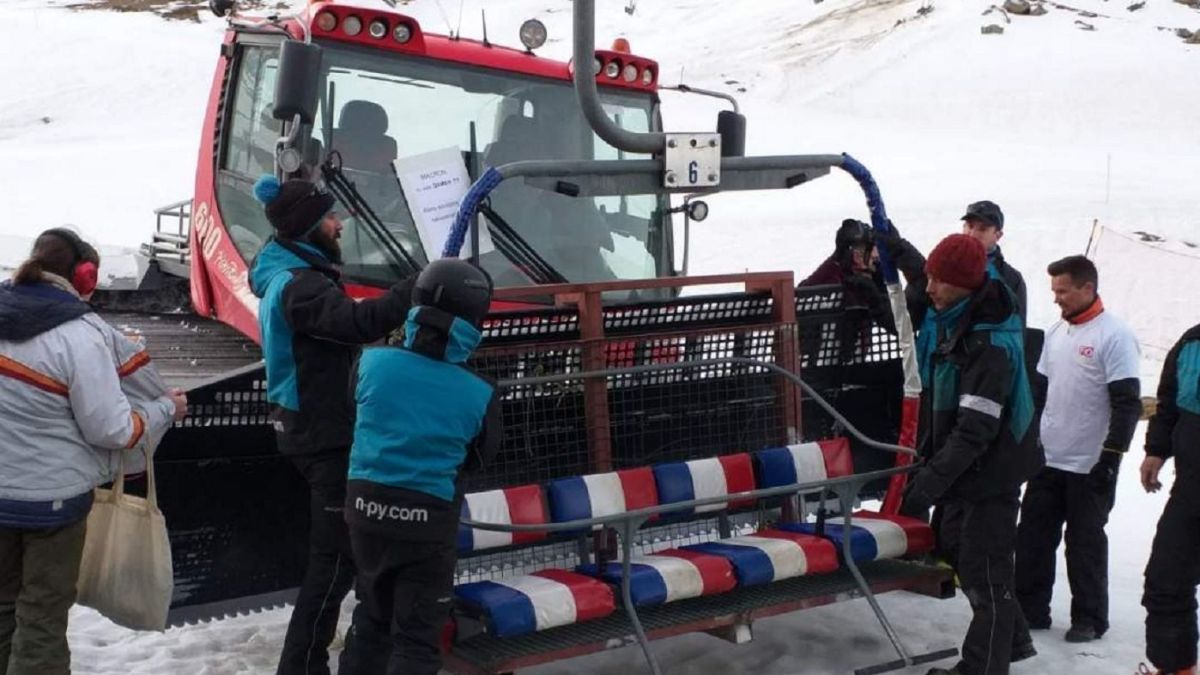 Trabajadores enfadados de Grand Tourmalet desmontan un telesilla de la estación de esquí