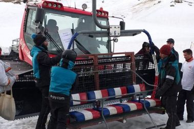 Trabajadores enfadados de Grand Tourmalet desmontan un telesilla de la estación de esquí