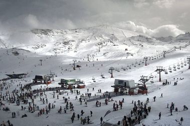 La estación de esquí de Sierra Nevada recibe una tormenta de nieve inesperada