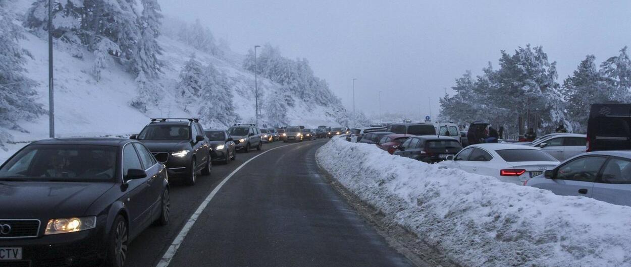 La DGT regula la subida a las estaciones de esquí de Navacerrada y Valdesquí para evitar más colapsos