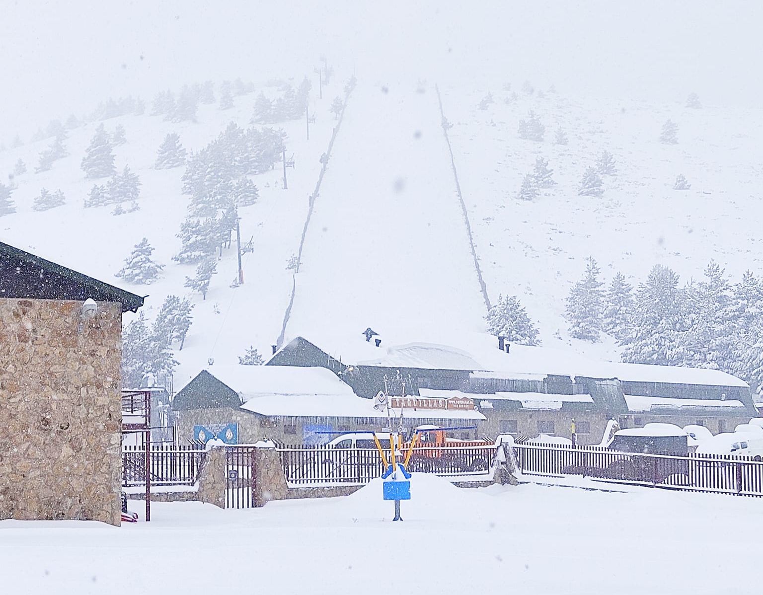 Valdesquí y Serra da Estrela siguen abriendo su temporada de esquí
