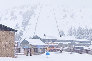 Valdesquí y Serra da Estrela siguen abriendo su temporada de esquí
