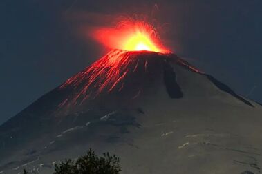 Alerta por actividad de Volcán Villarrica obliga a cerrar centro de Montaña Pillán