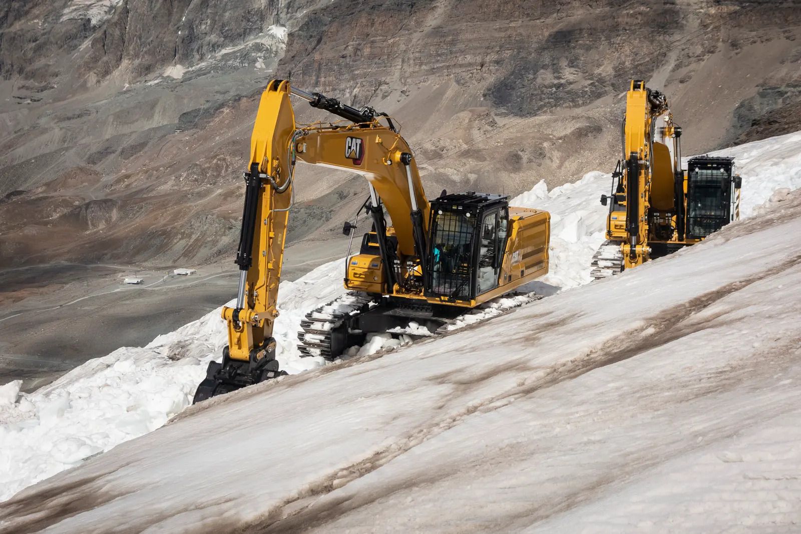 Excavadora en Theodule Glaciar