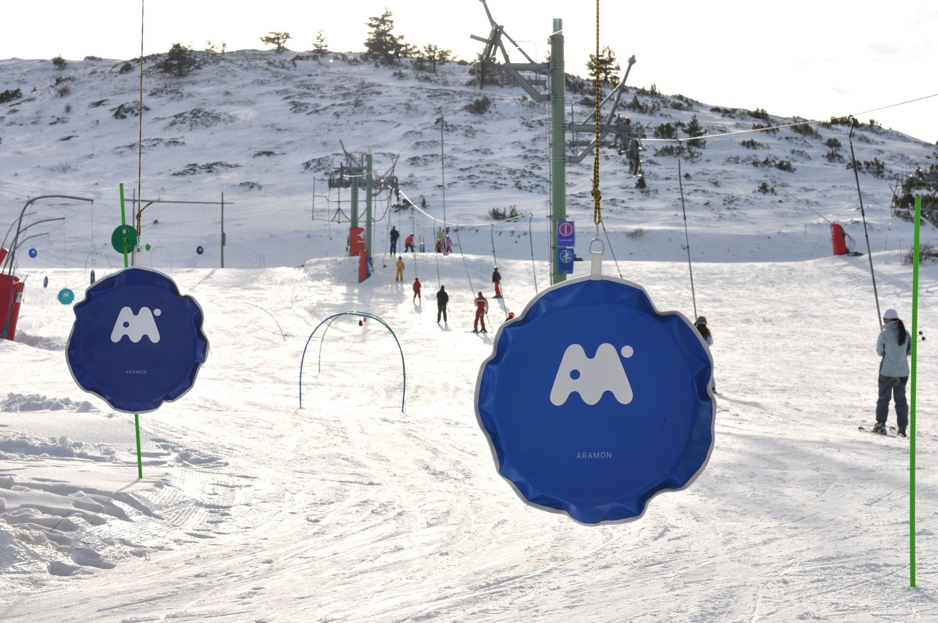 Cartel con el Logo de Aramon en una estación de esquí
