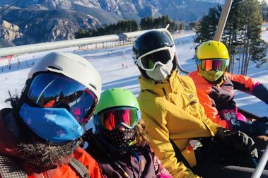 Todo lo que necesitas saber para esquiar con niños