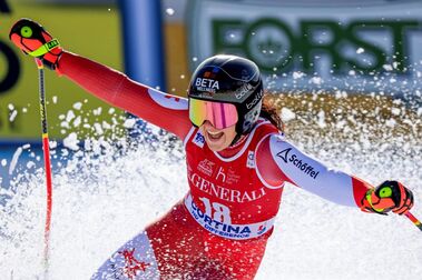 Stephanie Venier gana un accidentadísimo Descenso de Cortina d'Ampezzo