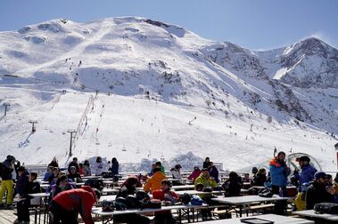 Las estaciones de esquí de Aragón remontan gracias a un gran mes de febrero