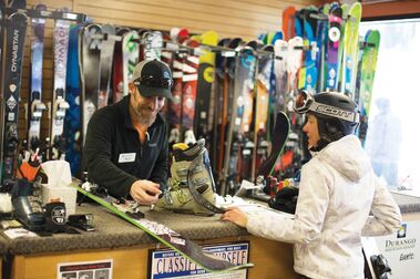 Ha bajado mucho la venta de esquís en Andorra pero el alquiler aguanta