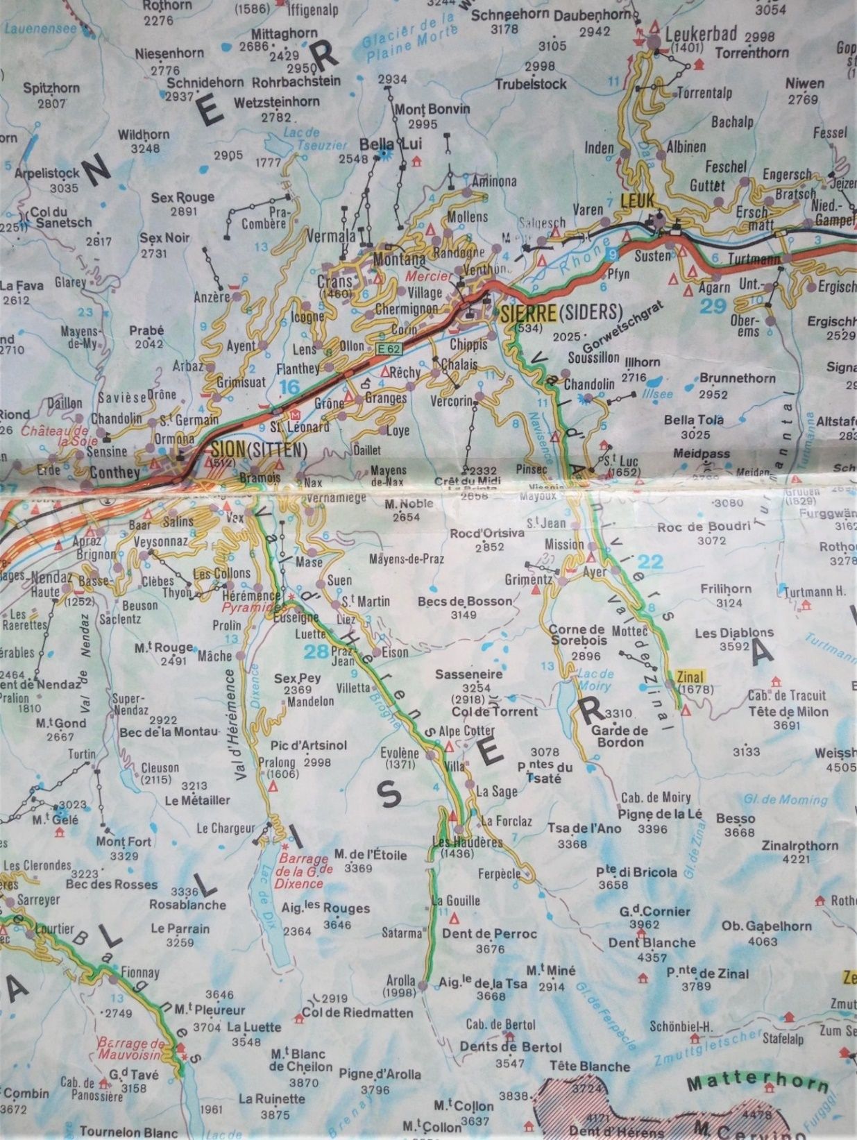 Para que os situéis, os adjunto un detalle del mapa de carreteras del Valais, la zona de Crans es la de encima de Sierre hasta el Glacier de Plaine Morte
