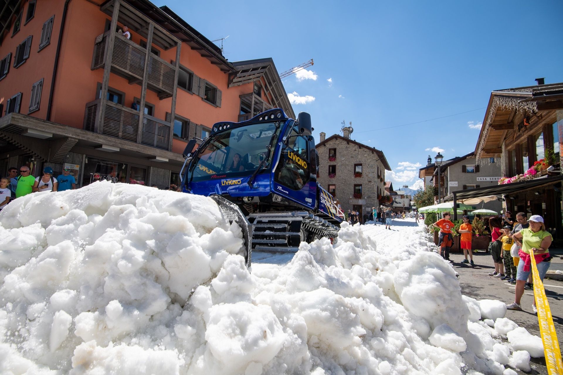 Nieve por las calles de Livigno en agosto