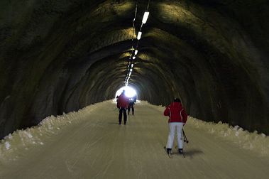 Aprovechan un tunel de bus para hacer una pista de esquí