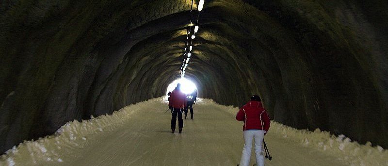 Aprovechan un tunel de bus para hacer una pista de esquí