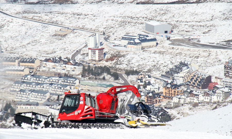 Preparativos para abrir la temporada de esquí en Sierra Nevada