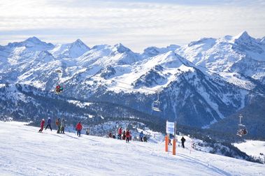Baqueira abre su temporada de esquí con más kilómetros de los previstos