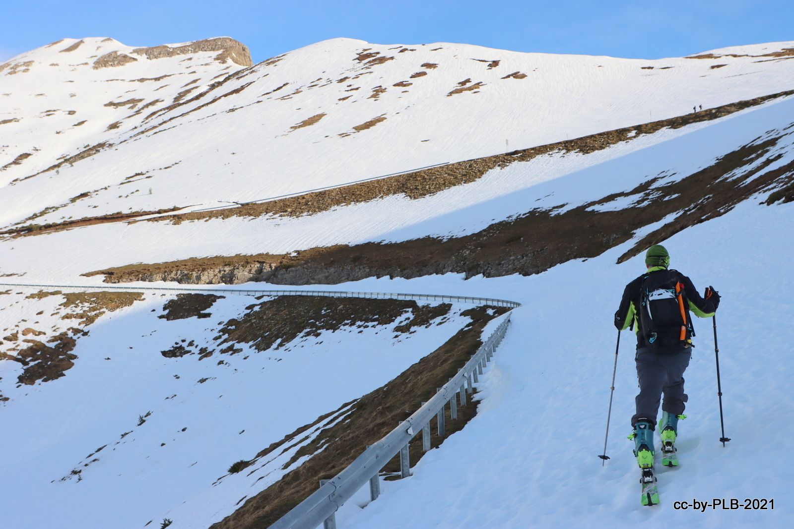 Esquiando en las laderas del Orhi. Pirineo Navarro