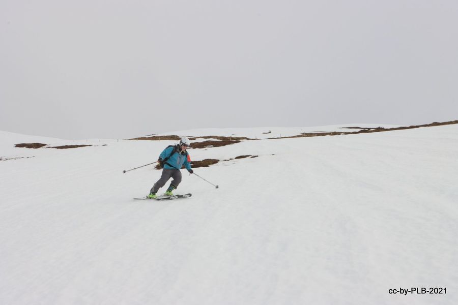 Esquiando en las laderas del Orhi. Pirineo Navarro
