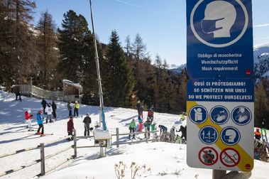 Estaciones de esquí en Italia comienzan a vender forfaits con acceso a remontes para no vacunados