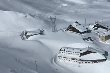 Passo Stelvio crea el 'esquí al amanecer' abriendo remontes a las 05h de la madrugada