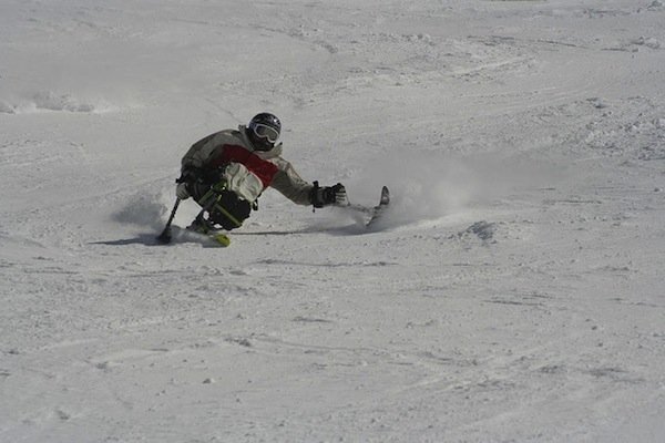 Fotografía de un esquiador en monoesquí