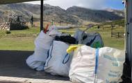 Voluntarios y el Club Tajahierro retiran media tonelada de basura de Alto Campoo