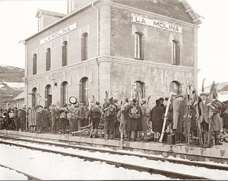 Aspecte de l'estació, i els seus usuaris, a primers dels anys 30